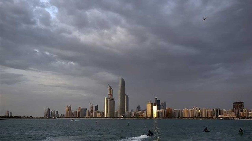 الإمارات : طقس مُغبر و غائم جزئي مع احتمالية تكون بعض السحب الركامية جنوباً وغرباً خلال الأيام القادمة (تفاصيل)