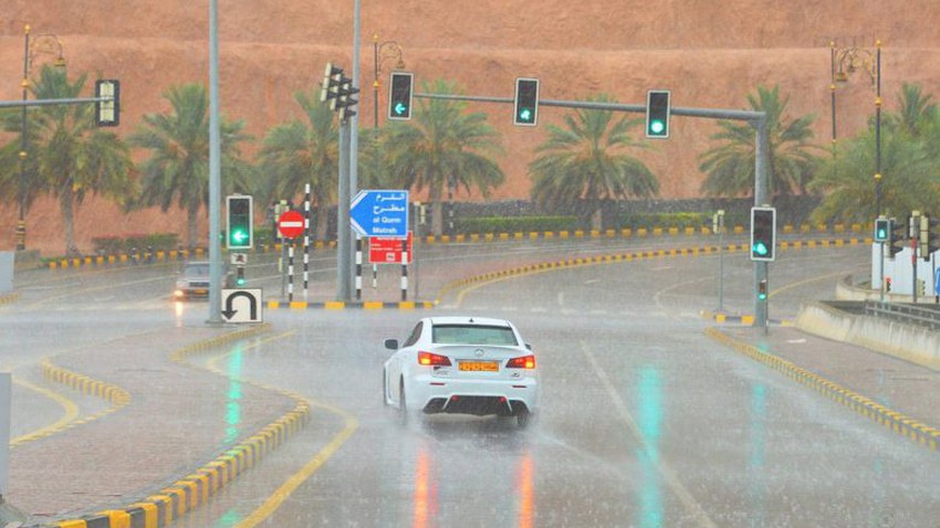 سلطنة عُمان: تفاصيل تأثير الأخدود الجوي على السلطنة و المناطق المشمولة بالأمطار يومي الإثنين و الثلاثاء