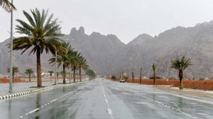 السعودية : آخر تطورات الأحوال الجوية غير المُستقرة و توقعات بامتداد فُرص الأمطار لأجزاء من منطقة الرياض يوم الأحد