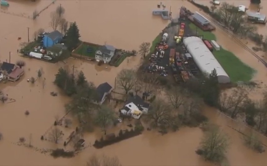 مشاهد لمنازل دمرت وطرق رئيسية غرقت في فيضانات عارمة اجتاحت ولاية واشنطن الأمريكية