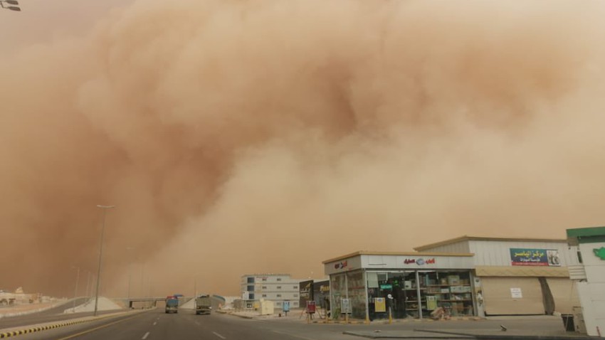 السعودية | تنبيه من تجدد الغبار بشكل واسع وبكثافة عالية يوم الإثنين في هذه المناطق