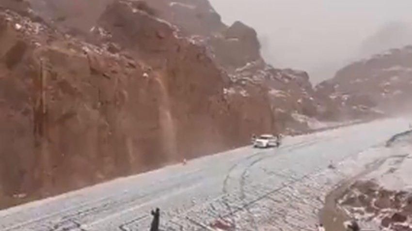 بالفيديو - السعودية | برديات تاريخية تضرب حائل ومشاهد نادرة لأنهار من البَرَد تشق طريقها وسط الصحراء
