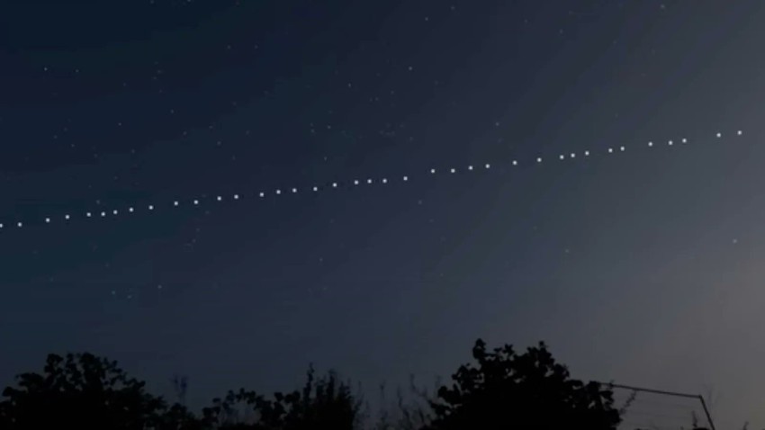 Quel est le train de lumières qui apparaît dans le ciel en conjonction avec le lancement des satellites SpaceX Starlink ?
