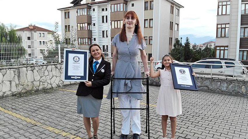 أطول امرأة في العالم تتمكن من السفر بالطائرة لأول مرة في حياتها