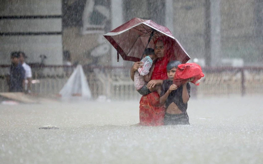 بالفيديو والصور | فيضانات كارثية جراء الأمطار الموسمية في بنغلاديش والهند تقتل العشرات وتشرد الملايين
