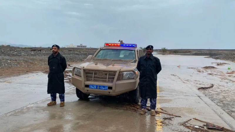 سلطنة عُمان | بالفيديو... بلاغ عن احتجاز حافلة مدرسة بمجرى وادي في ولاية بهلاء سلطنة عُمان | بالفيديو... بلاغ عن احتجاز حافلة مدرسة بمجرى وادي في ولاية بهلاء