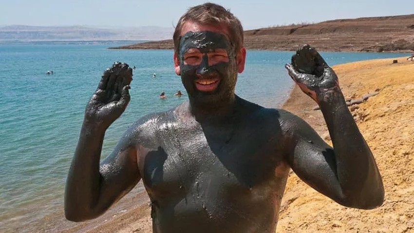 Dead Sea mud.. 10 aesthetic and therapeutic benefits to know about
