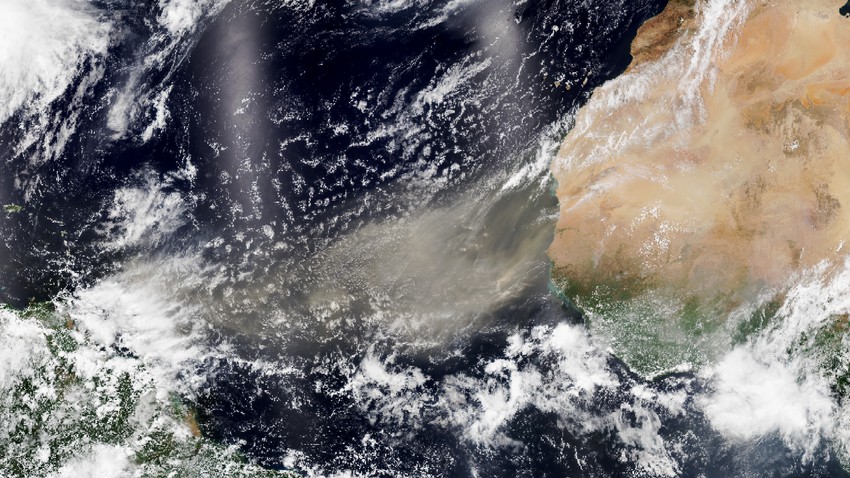 عاصفة ترابية تُسافر من الصحراء الكبرى عبر المحيط الأطلسي باتجاه الأمريكتين.. ما تأثير ذلك على موسم الأعاصير؟