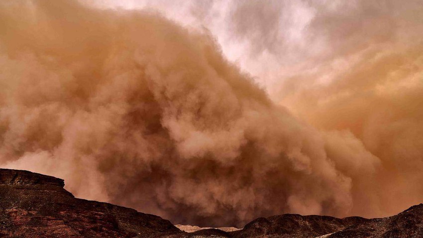 Saudi Arabia | A thick wave of dust hits eastern Hafr Al-Batin and parts of Qaisumah, alerting travelers and road users of the lack of horizontal visibility.