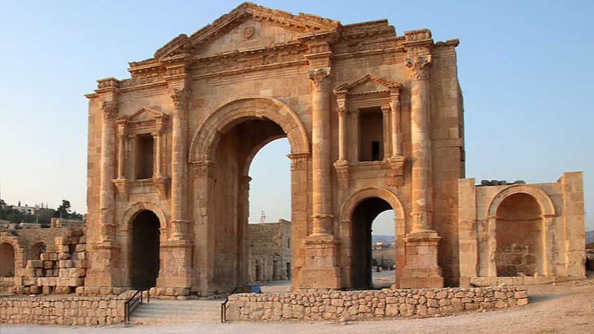 قوس النصر.. أول المستقبلين لزوار مدينة جرش الأثرية بالأردن.. ما قصته؟