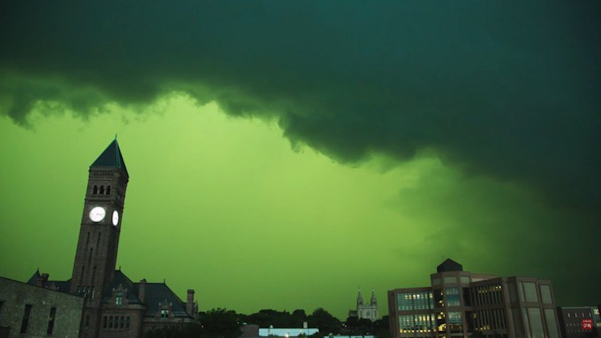 ما هي "ديريتشو".. العاصفة التي أرعبت السكان وحولت سماء الولايات المتحدة إلى اللون الأخضر