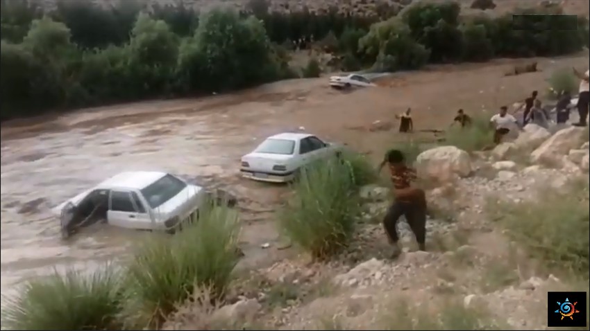 بالفيديو | سيول جارفة بمحافظة فارس جنوبي إيران تتسبب بمقتل 17 شخصا على الأقل وفقدان آخرين