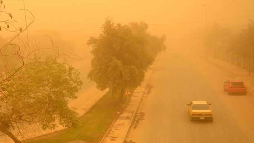 بالفيديو | عاصفة ترابية تجتاح العراق وتُعطل الحياة وتتسبب بعشرات حالات الاختناق