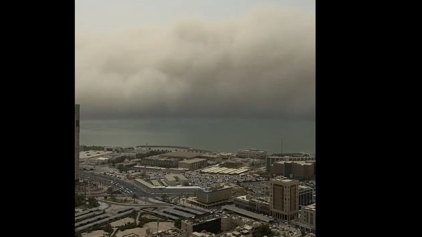 بالفيديو | شاهد لحظة وصول العاصفة الترابية إلى الكويت وكيف حجبت ضوء النهار