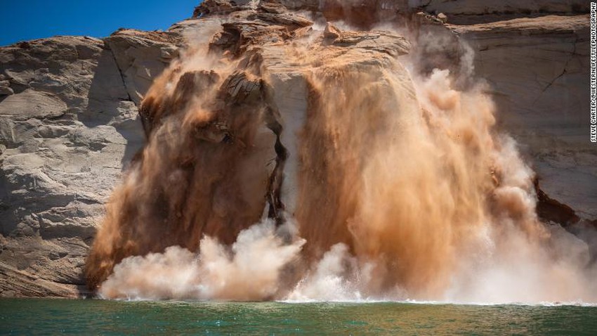 مشهد انهيار صخرة ضخمة في بحيرة "باول" بعد الانخفاض القياسي في مستويات المياه بسبب الجفاف