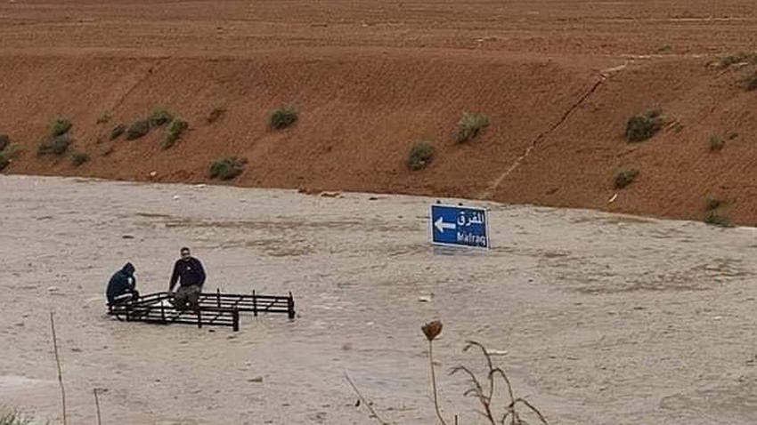 الأردن | إنقاذ شخصين علقا داخل مركبتهما بسبب ارتفاع منسوب المياه في المفرق