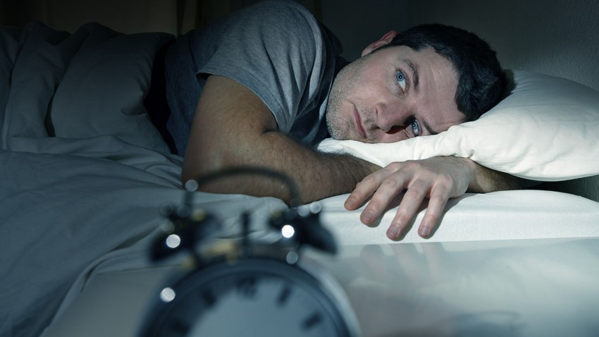 عالم نفسي يكشف عن قاتل النوم رقم 1.. وكيفية علاجه