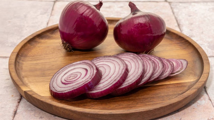 Scientifically: Does placing a slice of onion in the room absorb germs and prevent influenza?