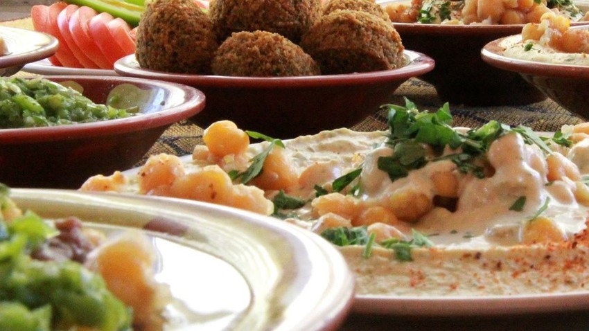 بين نكهة الفلافل إلى هيبة المنسف وانتعاش كوب الشاي.. هذه أشهر الأطباق الأردنية