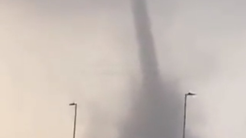 بالفيديو - الإمارات | رصد تشكل نادر لإعصار قمعي في منطقة المدام في الإمارات قبل قليل 
