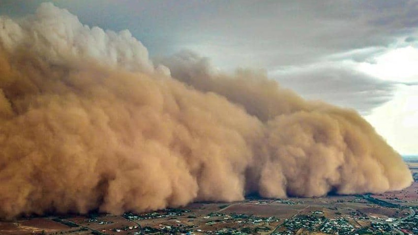 IMPORTANT NOTICE | A severe dust storm with a mural character is advancing towards Hafr Al-Batin and a warning of the multiple dangers accompanying it