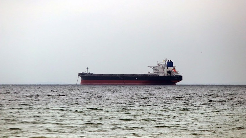 بالفيديو | غرق سفينة محملة بـ750 طن من الوقود بسبب سوء الأحوال الجوية