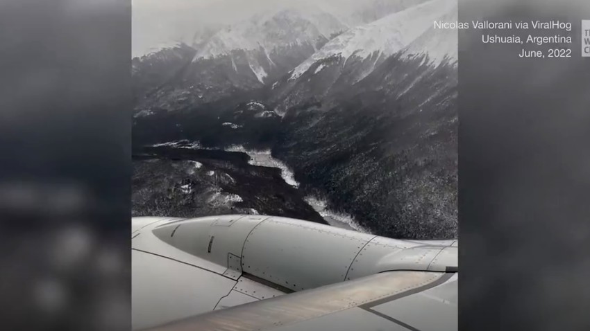 بالفيديو | مطبات هوائية عنيفة فوق جبال الأنديز تتسبب بلحظات ذعر وبكاء بين ركاب الطائرة