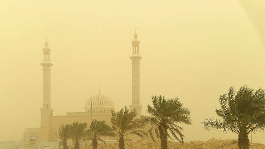 Riyadh - 3:05pm | A new wave of dust on the outskirts of the capital, and dusty weather in the coming hours