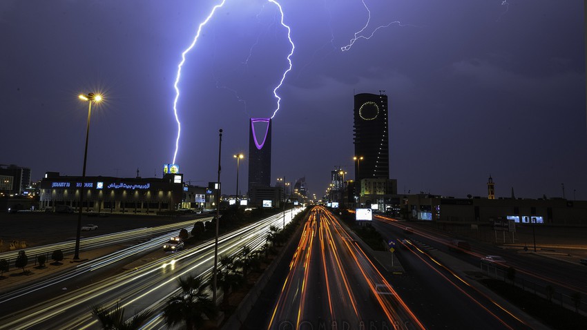 مشاهد تاريخية عاصفة مطرية صيفية غير اعتيادية تضيء ليل الرياض بالبروق وسط هطول غزير للأمطار شاهد الآن طقس العرب طقس العرب