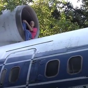 شاهد.. مهندس يحول طائرة قديمة لمنزل كامل