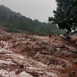 بالفيديو : انهيار أرضي كبير في قرية غرب الهند يودي بحياة 17 مواطناً على الأقل  ..