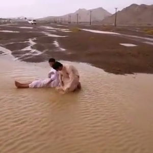 لحظة هطول الأمطار على خطم الشكلة بالعين 