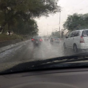 أمطار الخير تتساقط على مدينة الرياض .. شاهد