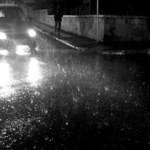 سائق سيارة ينقذ نفسة من سيل جارف باللحظة الأخيرة