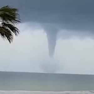 بالفيديو .. إعصار قمعي قبالة سواحل العاصمة المغربية