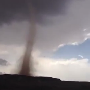 بشكل غير اعتيادي: الأعاصير القمعية تضرب مناطق مختلفة من العالم