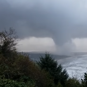 شاهد: لحظة تشكل إعصار قمعي مدمر على سواحل ولاية أوريغون الأمريكية 