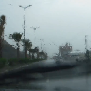 بالفيديو: أمطار غزيرة وسيول بمنطقة المخواة بالباحة عصر أمس الإثنين