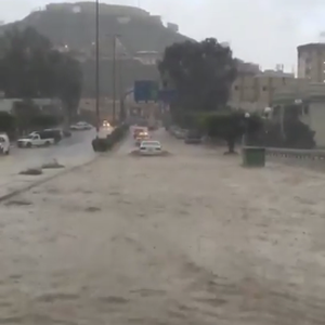 أمطار غزيرة على الباحة تُغرق الشوارع