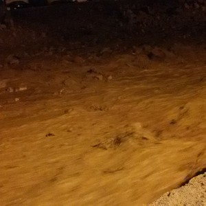 بالصور.. الأمطار الرعدية تغمر بعض أحياء العقبة