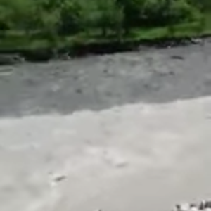 لحظة التقاء نهرين في ظاهرة طبيعية ساحرة 