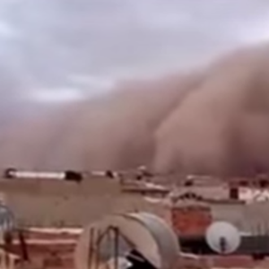 بالفيديو.. منظر مهيب لعاصفة جدارية تدخل إحدى المدن الجزائرية 