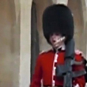 رد فعل غير متوقع لحارس ملكي أمام سخرية سائح آسيوي