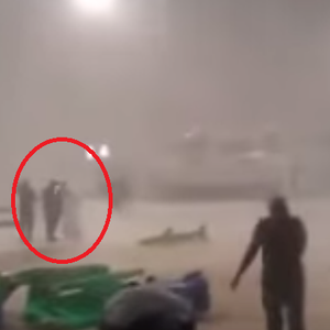 فيديو يُظهر لحظة إنقاذ رجال أمن الحرم لسيدة خلال العاصفة 