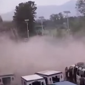 مشهد يظهر قوة زلزال نيبال في الشارع العام وسط هلع ورعب المارّة