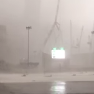 مقطع جديد يوضح سقوط رافعة الحرم بشكل كامل 