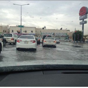 مياه الأمطار تغرق مخرج 14 في الرياض