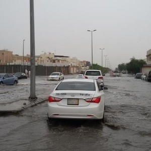 الرياض: إغلاق شارع عائشة بنت أبي بكر نتيجة الأمطار