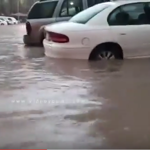 بالفيديو.. الأمطار تغرق شوارع السالمية في الكويت 