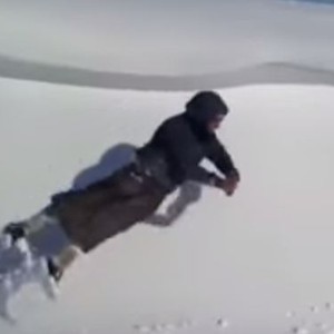 مواطنون يسبحون في الثلوج التي هطلت شمال المملكة